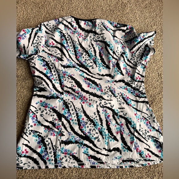 Woman’s size Large Cherokee Infinity scrub top zebra print - Picture 6 of 8